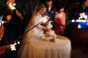 Wunderkerzen bei der Hochzeit des Brautpaares foto