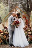 Mann und Frau haben sich im Herbstwald verlobt foto