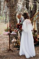 Mann und Frau haben sich im Herbstwald verlobt foto