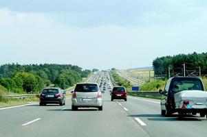 Autoverkehr auf der Autobahn in Deutschland foto