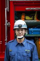 tokio, japan 2016 - feuerwehrmann der tokyo feuerwehr foto