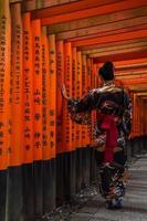 Kyoto, Japan 2016 - Frau im Kimono, Gehweg im Fushimi-Inari-Schrein foto