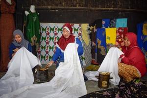 Indonesien Dezember 2021 - Frauen machen Batik foto