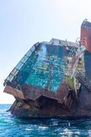 ein gesunkenes Schiff auf der Wasseroberfläche des Meeres. foto