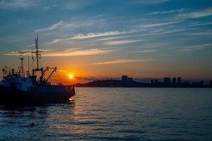 Seelandschaft mit einem Schiff auf dem Hintergrund des Sonnenuntergangs. foto