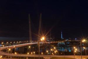 goldene Brücke gegen den Nachthimmel foto