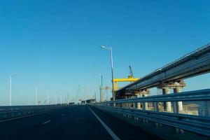 Fahrzeugverkehr auf der Krimbrücke. foto