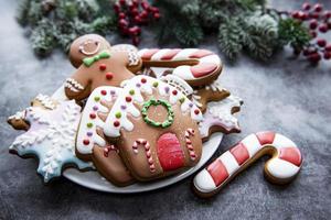 Weihnachtslebkuchen im Teller foto