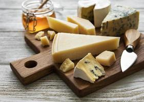 verschiedene Käsesorten auf weißem Holzuntergrund foto