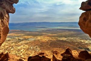 Foto mit Blick auf das Tote Meer aus einer Höhe von masada