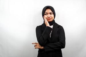 schöne asiatische junge muslimische Geschäftsfrau, die nach Ideen sucht, nach Lösungen für Probleme sucht, mit den Händen, die Wangen halten, isoliert auf weißem Hintergrund foto
