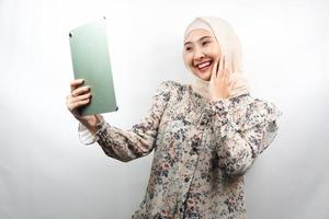 schöne junge asiatische muslimische Frau lächelnd, aufgeregt und fröhlich mit Tablet, isoliert auf weißem Hintergrund foto