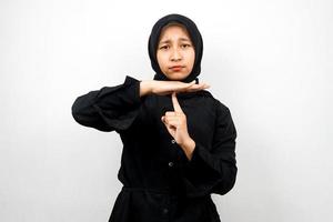 schöne asiatische junge muslimische frau mit hand, die stoppschild zeigt, stille zeichenhand, sprich nicht zeichenhand, mach keine lärmzeichenhand, isoliert auf weißem hintergrund