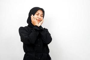 Schöne junge asiatische muslimische Frau, die glücklich lächelt, süß, sich wohl fühlt, sich umsorgt fühlt, sich gut fühlt, mit Händen, die Wangen isoliert auf weißem Hintergrund halten foto
