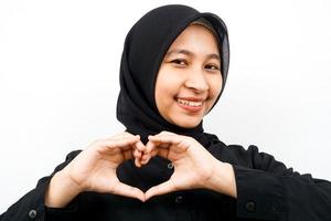 Nahaufnahme einer schönen jungen muslimischen Frau mit Liebeshänden, ich liebe dich, isoliert foto