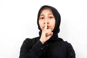 Nahaufnahme einer schönen jungen muslimischen Frau shh, verboten zu reden, bitte sei ruhig, isoliert foto