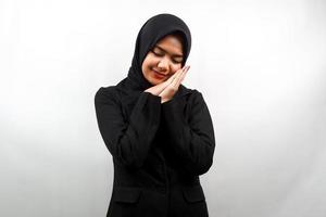 Schöne asiatische junge muslimische Geschäftsfrau, die friedlich schläft, sich wohl fühlt, sich glücklich fühlt, isoliert auf weißem Hintergrund