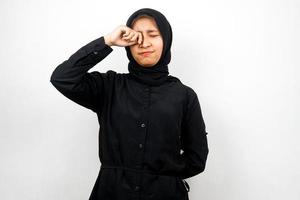 schöne junge muslimische Frau weint, Hände wischen Tränen, isoliert auf weißem Hintergrund foto