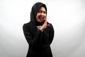 schöne junge asiatische muslimische Geschäftsfrau, die selbstbewusst und aufgeregt in der Nähe der Kamera lächelt, flüstert, Geheimnisse erzählt, leise spricht, leise, isoliert auf weißem Hintergrund foto
