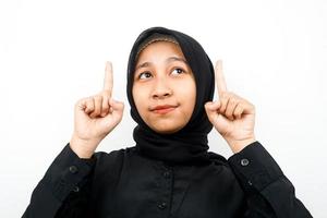 Nahaufnahme einer schönen jungen muslimischen Frau, die nach oben zeigt, isoliert