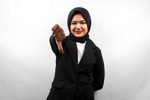 schöne junge asiatische muslimische Geschäftsfrau schmollend, herabsetzend, enttäuscht, unzufrieden, nicht gut, schlechter Job, lausig, schwach, Blick in die Kamera isoliert auf weißem Hintergrund foto