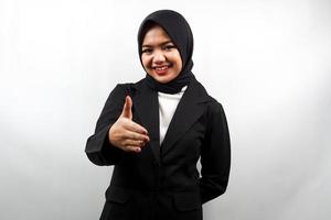 Schöne junge asiatische muslimische Geschäftsfrau, die selbstbewusst lächelt, mit den Händen, die die Kamera schütteln, Handzeichen der Zusammenarbeit, Handzeichen der Vereinbarung, Handzeichen der Freundschaft, isoliert auf weißem Hintergrund