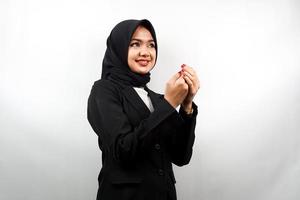 schöne asiatische junge muslimische Geschäftsfrau, die betet, sich entschuldigt, traurig ist, sich schuldig fühlt, um Vergebung bittet, Ramadan fastet, Islam, Eid al Fitr und Eid Adha, isoliert auf weißem Hintergrund foto