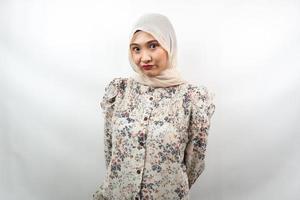 Schöne junge asiatische muslimische Frau, die das Wasser im Mund zusammenläuft, schockiert, überrascht, die Augen weit geöffnet, isoliert auf weißem Hintergrund