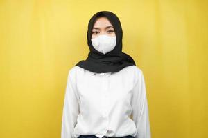 muslimische Frau mit weißen Masken, Anti-Corona-Virus-Bewegung, Anti-Covid-19-Bewegung, Gesundheitsbewegung mit Masken, einzeln auf gelbem Hintergrund foto
