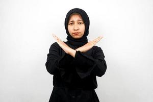 Schöne asiatische junge muslimische Frau mit verschränkten Armen, Hände, die Ablehnung zeigen, Hände, die Verbot zeigen, Hände, die Missbilligung zeigen, isoliert auf weißem Hintergrund