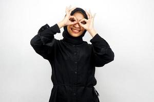 schöne asiatische junge muslimische frau, die fröhlich und aufgeregt lächelt, mit brillenhänden, isoliert auf weißem hintergrund