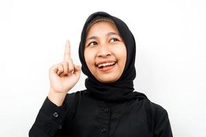 Nahaufnahme einer schönen jungen muslimischen Frau, die isoliert nach oben zeigt