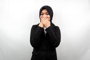 Schöne junge asiatische muslimische Geschäftsfrau schockiert, überrascht, ungläubig, bekommt schockierende Informationen, mit den Händen, die den Mund isoliert auf weißem Hintergrund bedecken