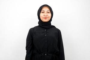 schöne junge asiatische muslimische frau, die selbstbewusst auf weißem hintergrund lächelt foto