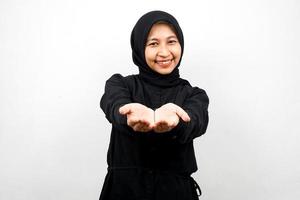 schöne und fröhliche junge asiatische muslimische frau, mit offenen armen, etwas glücklich präsentierend, isoliert auf weißem hintergrund foto