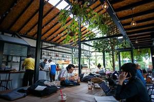 bangkok, thailand, 21. märz 2018 – viele menschen sitzen und arbeiten im café. Lebensstil von Menschen, die außerhalb des Büros arbeiten. Co-Working-Space-Konzept