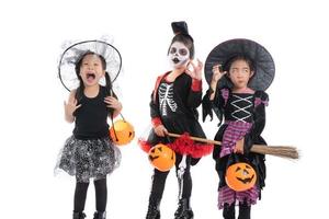Porträtgruppe kleiner Mädchen in Halloween- und Karnevalskostüm isoliert auf weißem Hintergrund