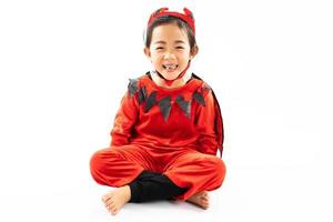 Porträt asiatisches kleines süßes Mädchen im bösen Kostüm für Halloween-Festival mit Kürbis foto