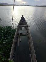 Ein traditionelles Fischerboot, das am Ufer des Limboto-Sees, Gorontalo, verankert ist. foto