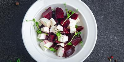 Rote-Bete-Salat und Käse-Feta, gesunde Rüben-Mahlzeit foto