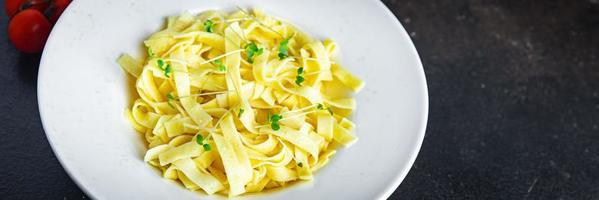 Pasta Käse Fettuccine oder Tagliatelle Makkaroni Mahlzeit italienische Küche foto