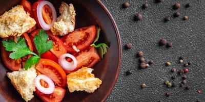 Panzanella Salat Trockenbrot, Tomaten vegetarisches Essen foto