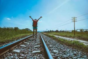 asiatische frauen reisen landschaft. Reisen entspannen. rucksack reisen. auf der Eisenbahn gehen. Thailand foto