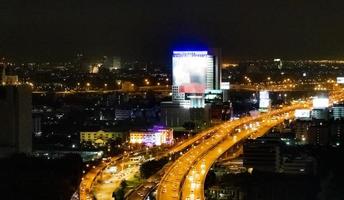 Stadtpanorama Bangkok bei Nacht. Wolkenkratzer Stadtbild Hauptstadt von Thailand.