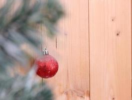 Weihnachtsbaum Hintergrund mit Dekorationen auf Holzbrett. Selektiver Fokus am Ball foto