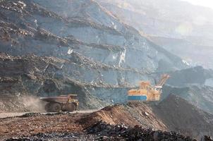 Tagebau-Muldenkipper fahren allein Industriegebiet des Eisenerz-Steinbruchs foto