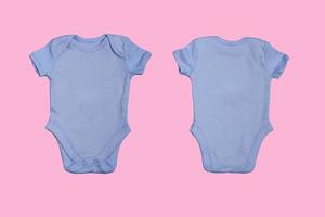 blaue leere Babybody-Vorlage, Nahaufnahmemodell auf rosa Hintergrund. Vorder- und Rückseite. Babybody, Overall für Neugeborene. Sicht von oben foto