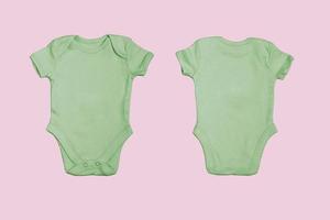 grüne leere Babybody-Vorlage, Nahaufnahmemodell auf rosa Hintergrund. Vorder- und Rückseite. Babybody, Overall für Neugeborene. Sicht von oben foto