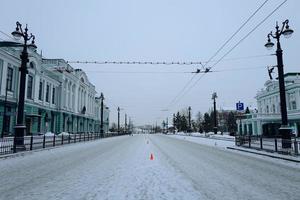 Winter-Omsk auf der Lenin-Straße. Links das 1914 erbaute Museumsgebäude. Rechts das 1905 erbaute Theatergebäude. 7. Januar 2020. foto