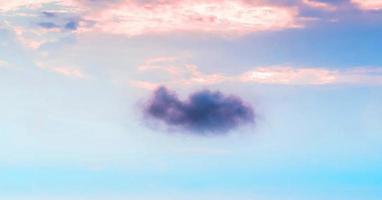 farbiger breiter Himmel und Farbverlauf und weiße Wolkentextur und gestreifte abstrakte schmutzige foto